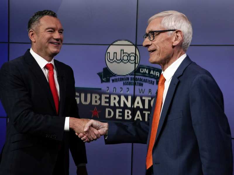 Tim Michels a sinistra e Tony Evers a sinistra, foto di Morry Gash, via LaPresse <br />