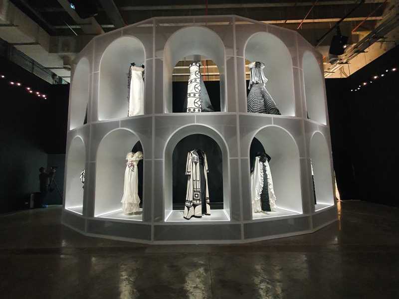 La sala Capriccio romano della grande mostra Forever Valentino <br />