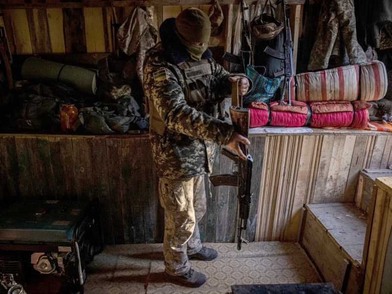 Un soldato della Guardia di frontiera ucraina lascia una trincea vicino al confine dell&rsquo;Ucraina con la Bielorussia e la Russia (Foto di Ed Ram/Getty Images)&nbsp;<br />