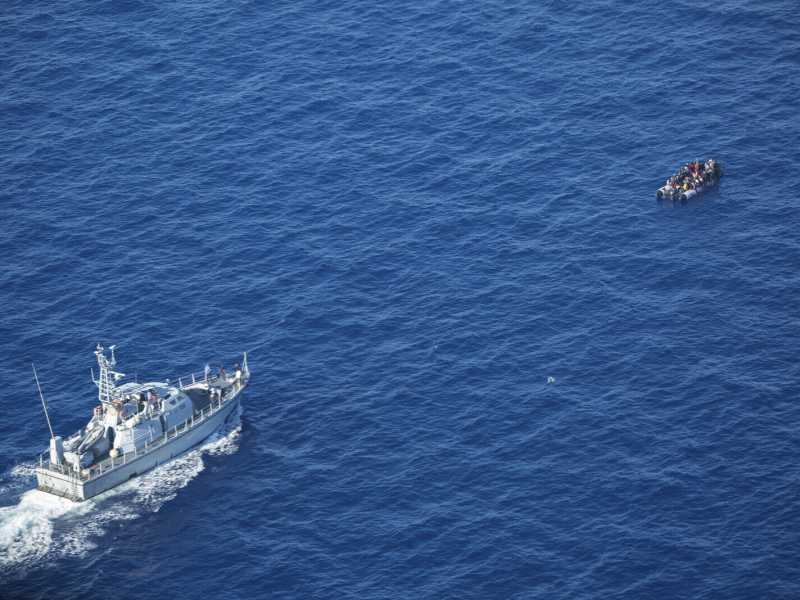  Una motovedetta libica intercetta un barcone nel Mediterraneo (foto LaPresse)