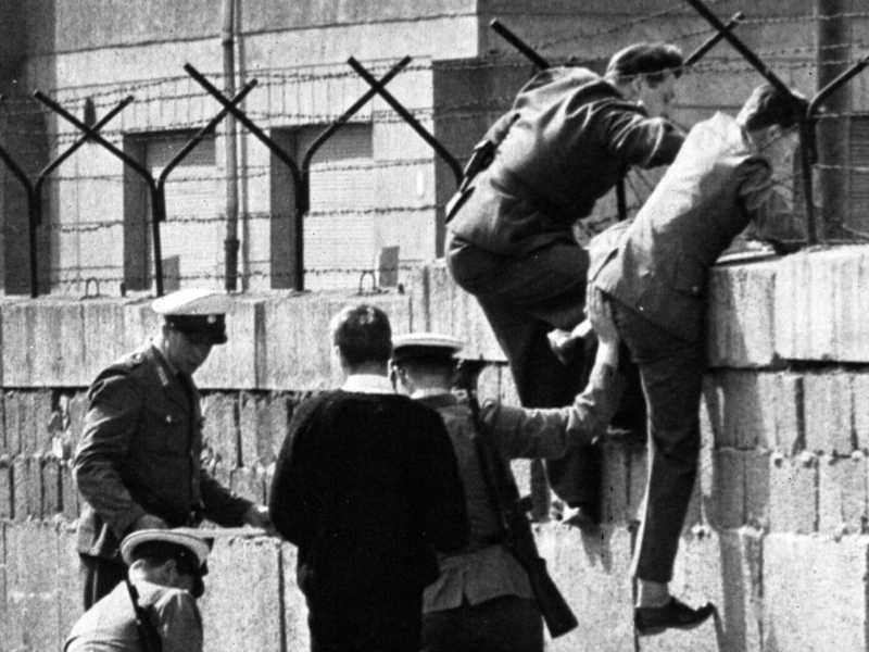 Un tentativo di fuga attraverso il Muro di Berlino (archivio Ansa) 