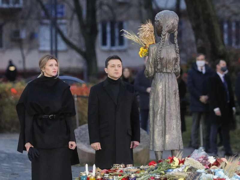 Il presidente ucraino Volodymyr Zelesky e sua moglie (Ansa)