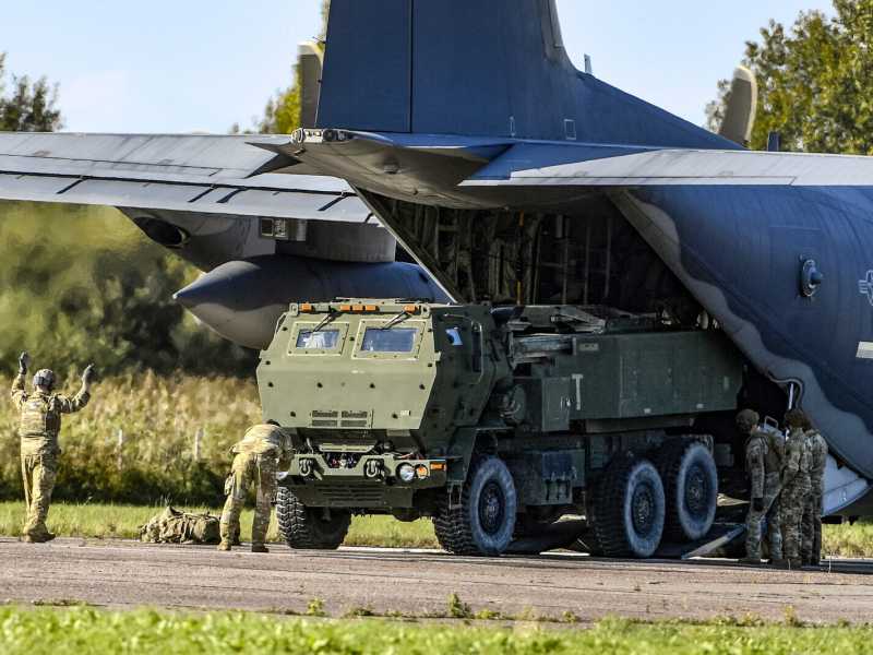 I soldati caricano un sistema missilistico di artiglieria ad alta mobilità (HIMARS) da un aereo US Special Operations MC-130J (LaPResse) <br />