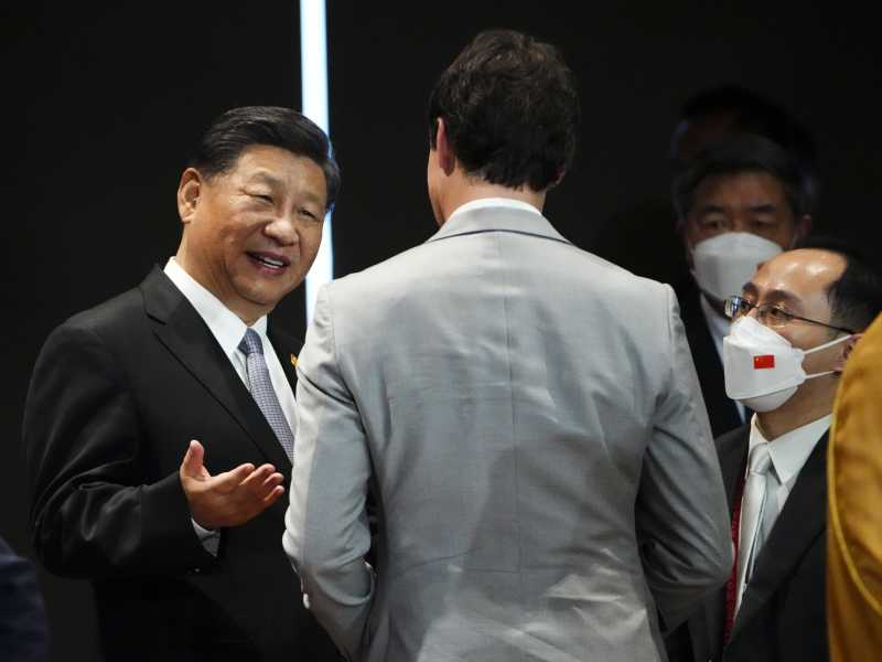 Xi e, di spalle, Trudeau al G20 di Bali (LaPresse)