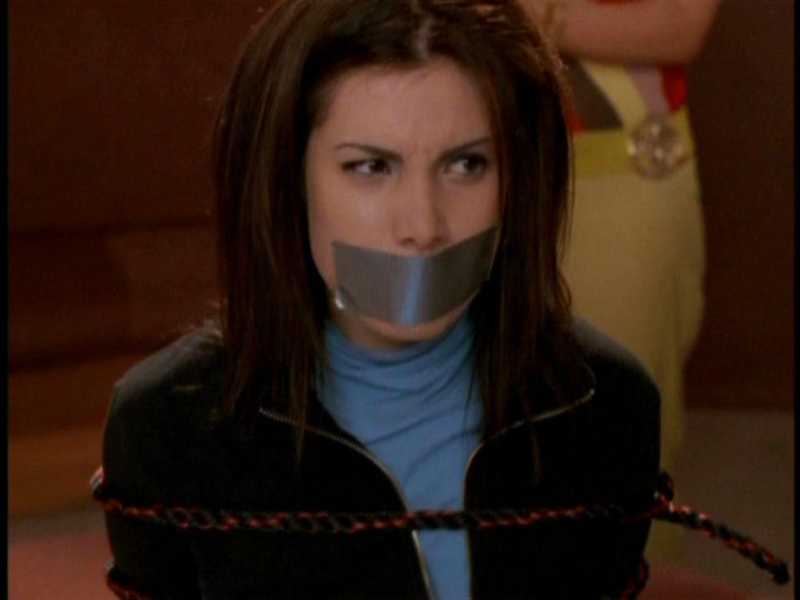 Carly Pope in una puntata di Popular, serie tvscritta da Ryan Murphy e da Gina Matthews&nbsp;<br />