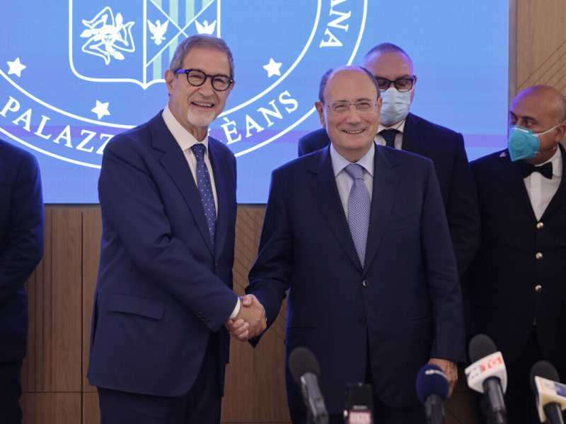 Nello Musumeci e Renato Schifani, l'ex e l'attuale presidente della Sicilia e il suo predecessore (LaPresse)<br />&nbsp;<br />