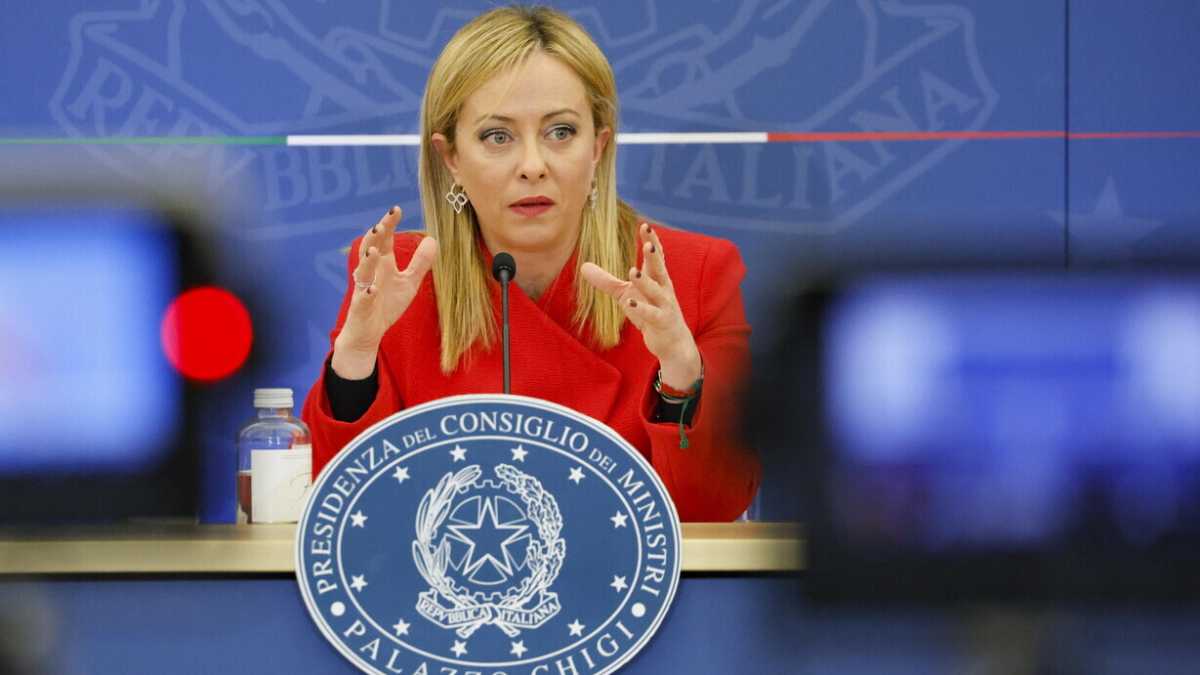 Immagine di Meloni in conferenza stampa sembra ancora la leader di opposizione