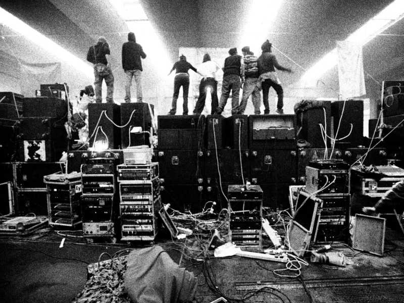 Un fotografo delle celebrità ha immortalato gli spiriti dei rave, raccontandoli meglio di qualsiasi sociologo