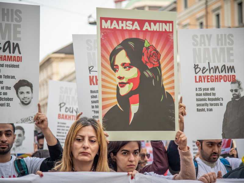 Un corteo a Milano in favore della protesta iraniana (LaPresse) 