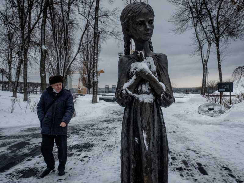 La statua all'Holodomor Memorial di Kyiv, Ucraina (foto di Chris McGrath/Getty Images) <br />
