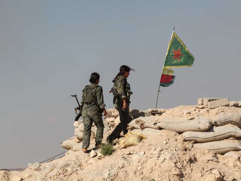 Due combattenti curde delle unit&agrave; di protezione del popolo nella periferia della citt&agrave; siriana di Kobane (foto di Ahmet Sik/Getty Images)&nbsp;<br />