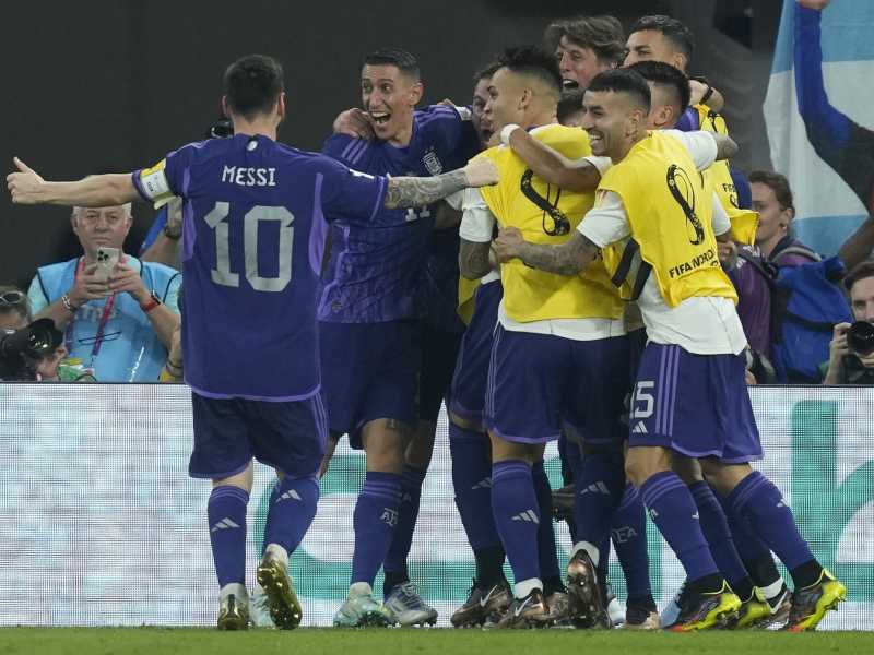 L'Argentina festeggia il gol del vantaggio contro la Polonia (LaPresse)