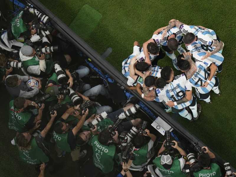 Foto di gruppo per l&rsquo;Argentina che dopo la sconfitta con l&rsquo;Arabia si &egrave; ripresa e ora &egrave; una delle favorite per la vittoria finale (foto Pavel Golovkin/LaPresse)&nbsp;<br />