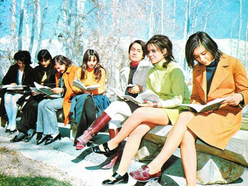 Studentesse dell&rsquo;Universit&agrave; di Teheran negli anni 70. In basso, Forough Farrokhzad (Wikipedia)&nbsp;<br />
