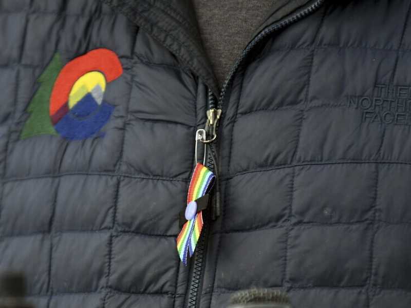 Il governatore del Colorado Jared Polis indossa una spilla a sostegno della comunit&agrave; gay (Foto AP Photo/ Thomas Peipert)&nbsp;<br />