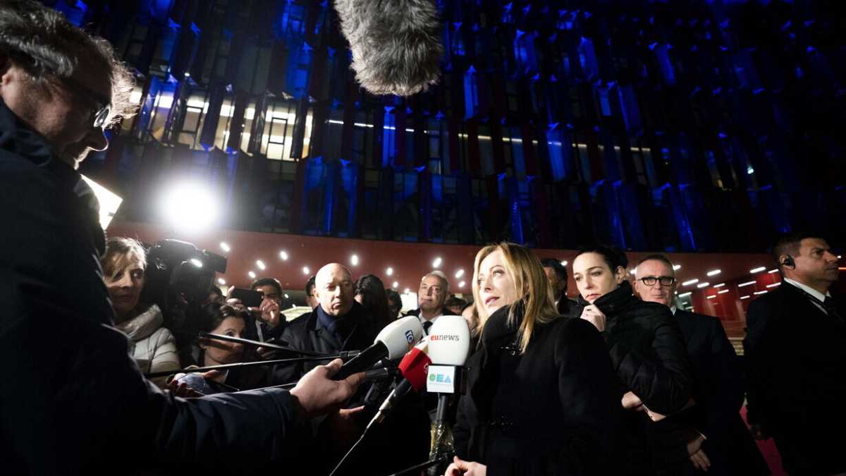 Immagine di Meloni l'equilibrista: niente scontro con Bankitalia, mentre i suoi attaccano