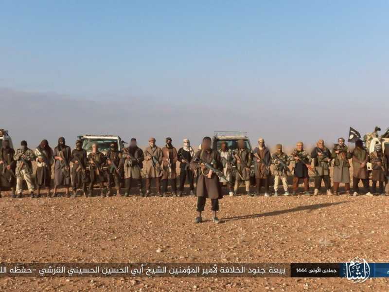 Combattenti dell'Isis in Siria giurano fedelt&agrave; al nuovo califfo. Sullo sfondo, diversi bambini armati