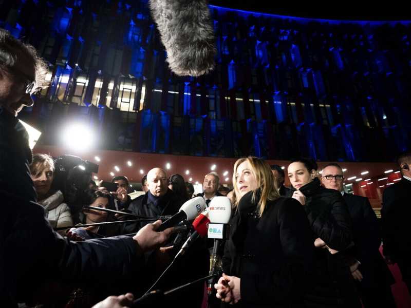 Meloni l'equilibrista: niente scontro con Bankitalia, mentre i suoi attaccano