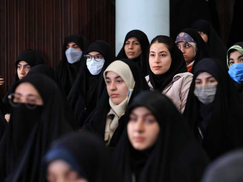 Una foto diffusa dal regime iraniano della visita di Raisi all'Università di Teheran (Ansa) 
