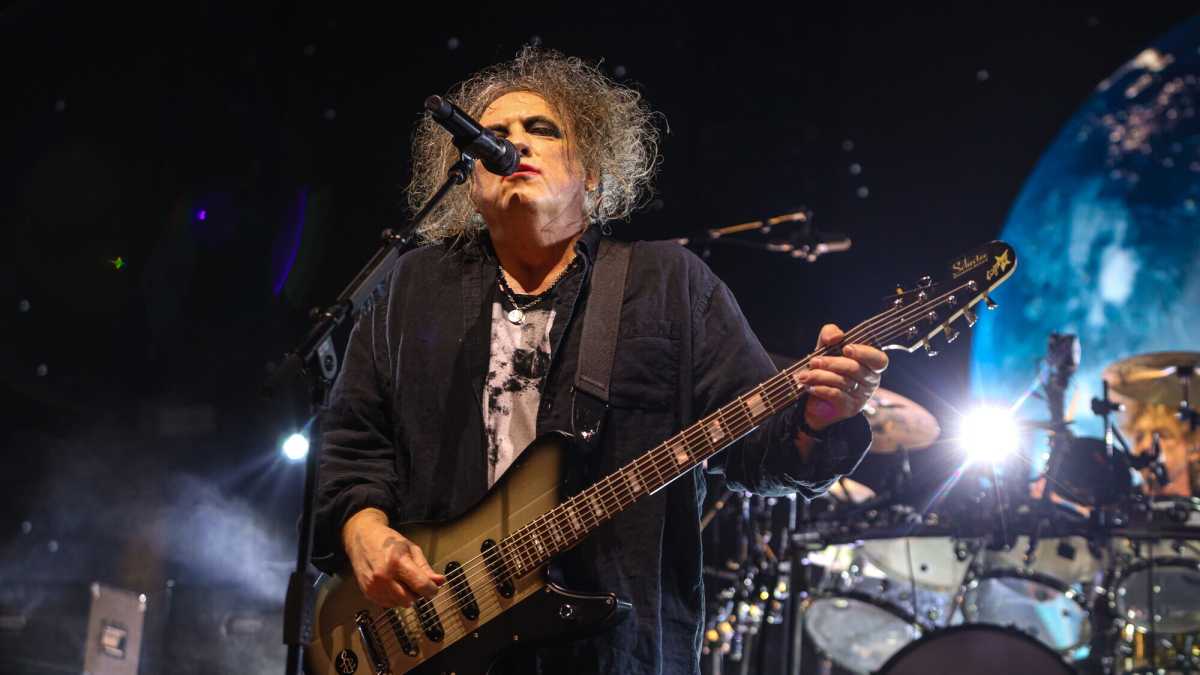 Immagine di Robert Smith, leader dei Cure, invecchia nel corpo e ringiovanisce nell’anima.