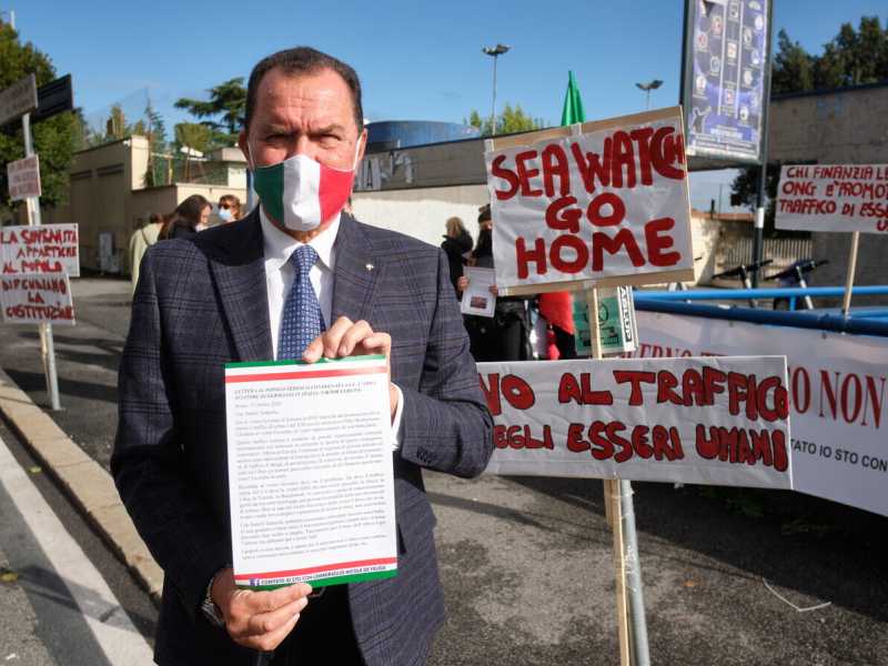 L'ammiraglio De Felice durante un'iniziativa contro le navi di soccorso ONG, a Roma nel 2020 (LaPresse)&nbsp;<br />