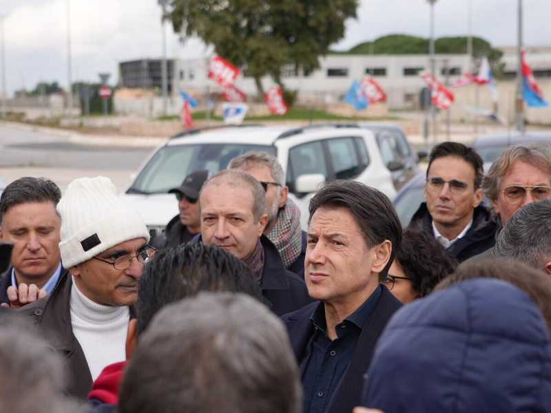 Conte e Turco con i lavoratori Baritech (foto Gabriele De Campis)&nbsp;<br />