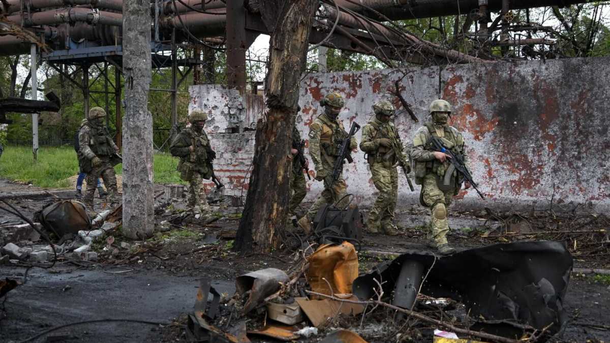 Immagine di La vita a Mariupol, il regime russo e le bottigliette col nome sotterrate coi morti