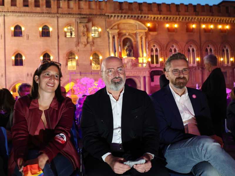 Elly Schlein, Stefano Bonaccini, Matteo Lepore in Piazza Maggiore a Bologna (LaPresse)&nbsp;<br />