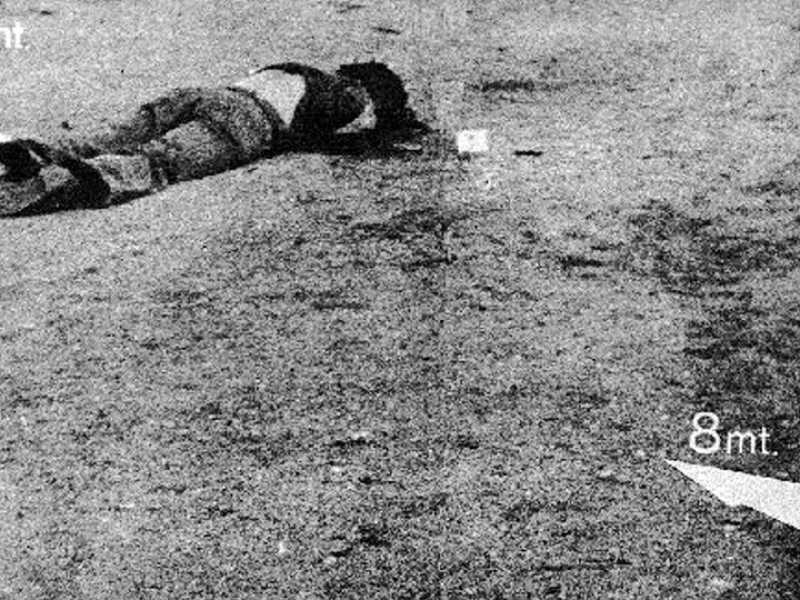 Il corpo di Pasolini sul luogo del delitto, l'idroscalo di Ostia (LaPresse) <br />