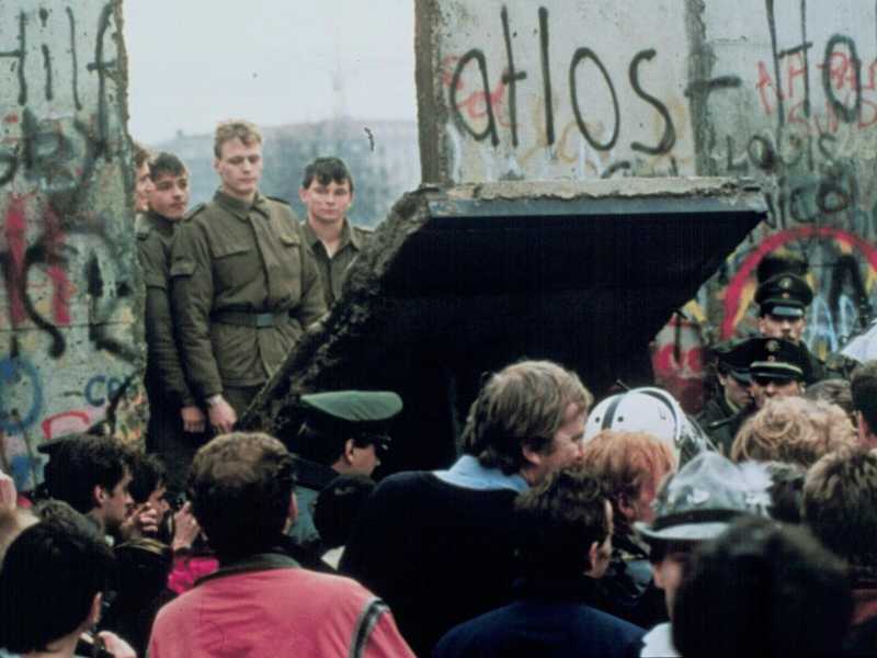 Militari di Berlino est guardano le persone attraversare il muro, in una foto del 10/11/89 (Ansa)&nbsp;<br />