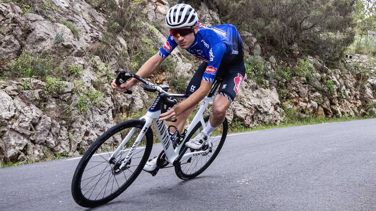 Immagine di Ciclisti reazionari. Perché rulli ed ebike disturbano tanto chi pedala?