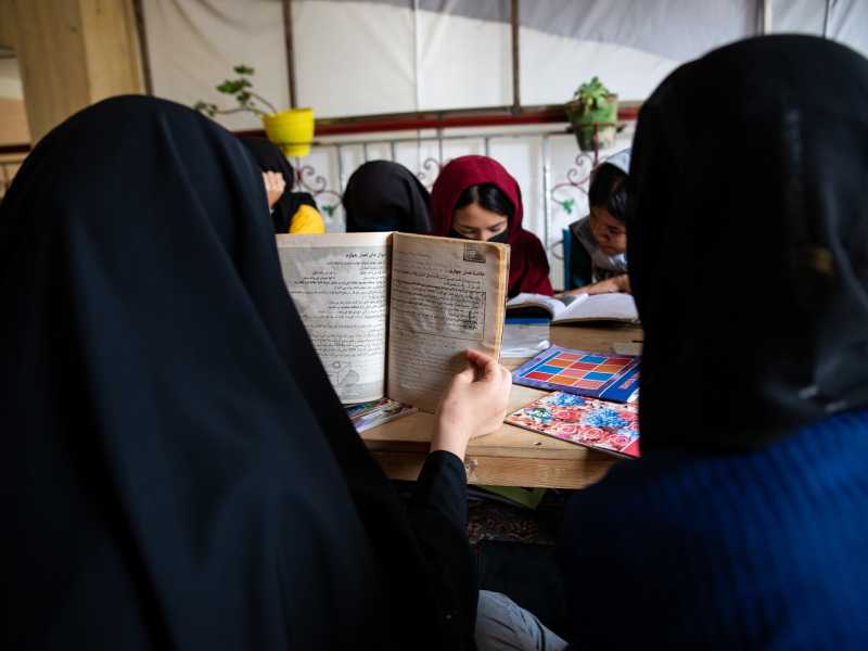 Studentesse in una scuola segreta il 14 agosto 2022 a Kabul (Foto di Nava Jamshidi/Getty Images)&nbsp;<br />