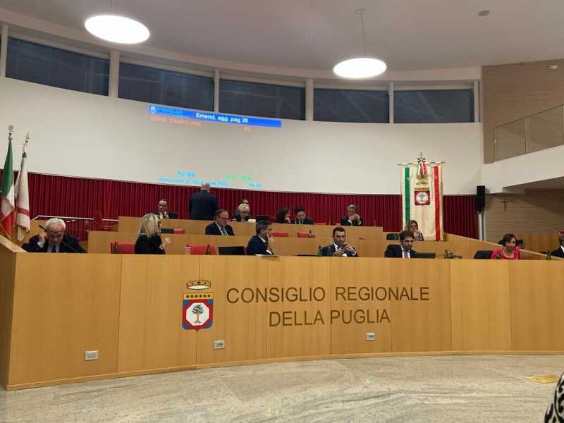In Puglia il Bilancio passa (anche) grazie ad Azione. E i consiglieri si allungano il mandato