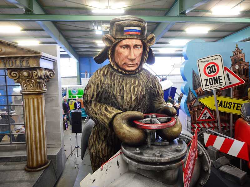 Un pupazzo con la caricatura di Putin per un carro del carnevale di Mainz, in Germania, del 2015 (foto di Thomas Lohnes/Getty Images) <br />