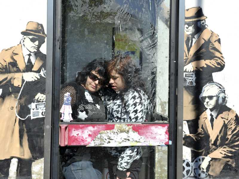Un murales attribuito a Banksy a Cheltenham, Regno Unito (Ansa)&nbsp;<br />