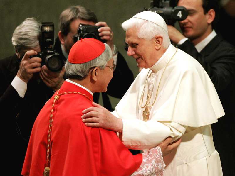  Joseph Ratzinger e cardinale Joseph Zen (Ansa)