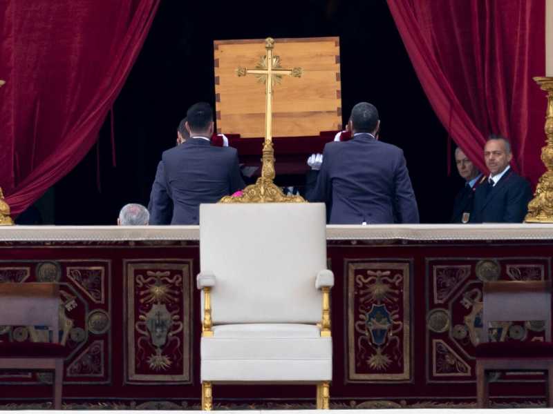 Il feretro di Benedetto XVI rientra in basilica (foto Ansa)&nbsp;<br />