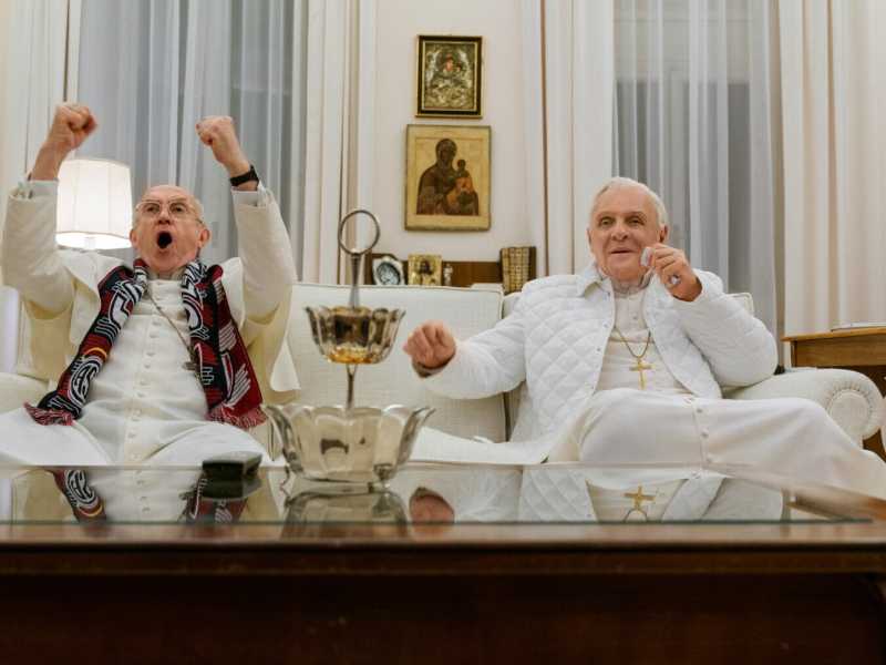 &nbsp;Una scena del film "I due Papi": Ratzinger e Francesco guardano la finale dei Mondiali 2016