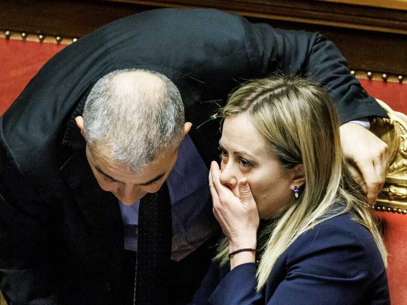 Il twist system della Meloni. "Serve la rotazione degli alti dirigenti". I pensieri di Fazzolari e della premier