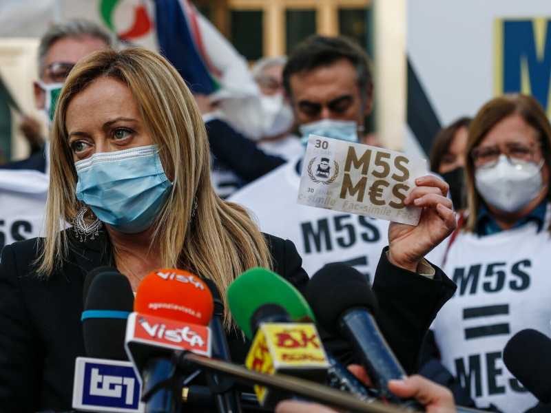 Giorgia Meloni durante un flash mob di Fratelli d’Italia in piazza Montecitorio contro la riforma del Mes, il 9 dicembre 2020 (foto LaPresse) <br />