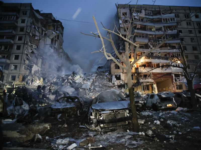 Le macerie di un condominio colpito sabato scorso da un missile russo nella città ucraina di Dnipro (Ap Photo/Roman Chop)<br />