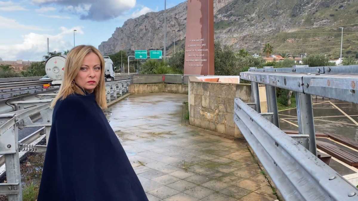 Immagine di Messina Denaro, Meloni sobria a Palermo e polemica a Roma con le opposizioni