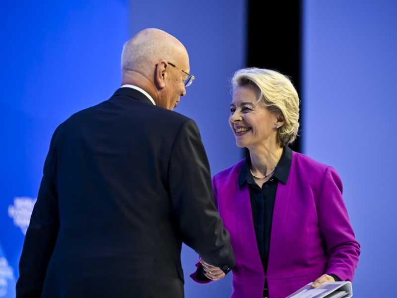  Il fondatore del World Economic Forum Klaus Schwab e Ursula von der Leyen (Ansa)