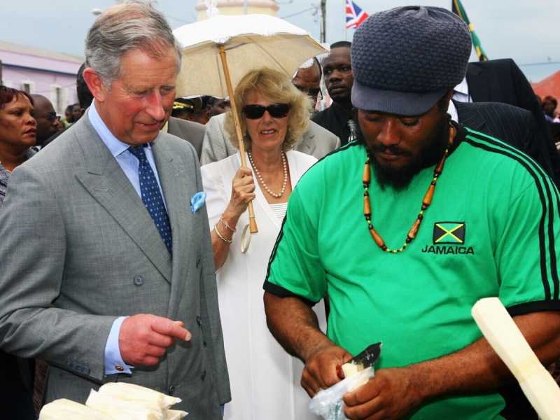 Camilla e l'allora principe Carlo visitano Falmouth, in Giamaica, il 13 marzo 2008 (foto di Chris Jackson/Getty Images) <br />