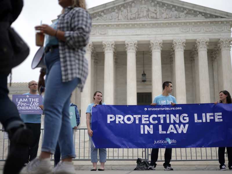 Attivisti pro life davanti alla Corte Suprema degli Stati Uniti il 12 ottobre 2021 a Washington DC (foto di Alex Wong/Getty Images)&nbsp;<br />
