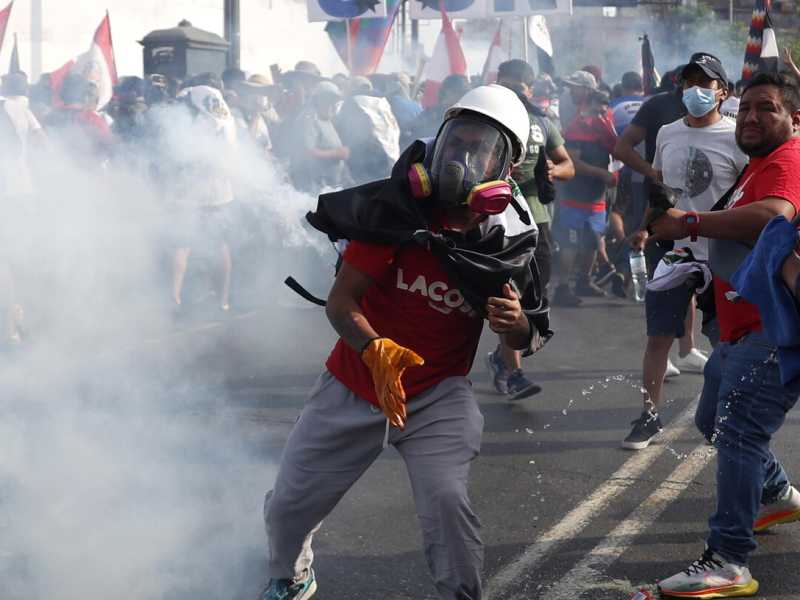 Un manifestante a Lima, Per&ugrave; (Ansa)