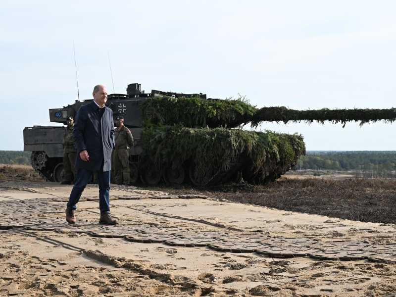 Il cancelliere davanti a un Leopard 2 della Bundeswehr nel centro di addestramento a Ostenholz (David Hecker/Getty Images) <br />