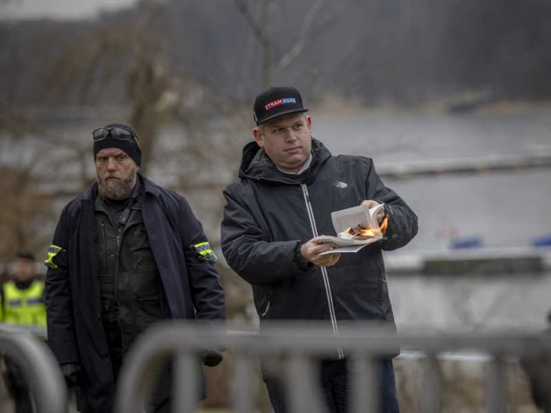 Rasmus Paludan brucia un Corano fuori dall'ambasciata turca il 21 gennaio 2023 a Stoccolma (foto di Jonas Gratzer/Getty Images)&nbsp;<br />