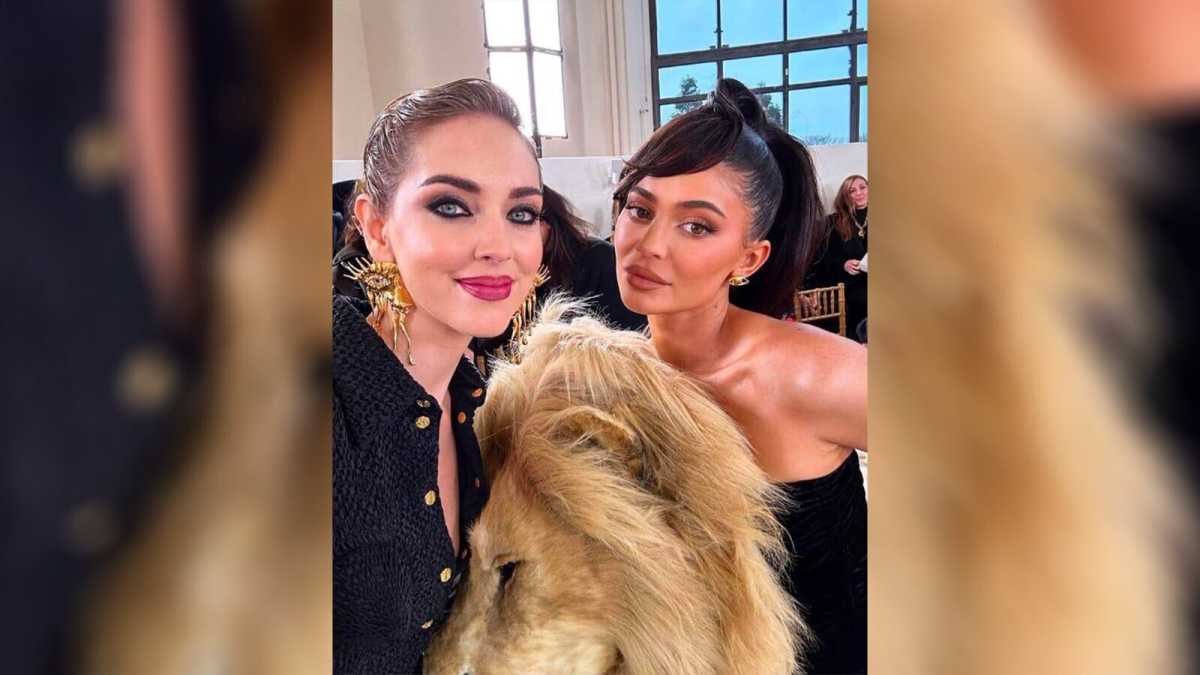 Immagine di Ferragni balla con i leoni di Schiaparelli ed è subito preda degli animalisti