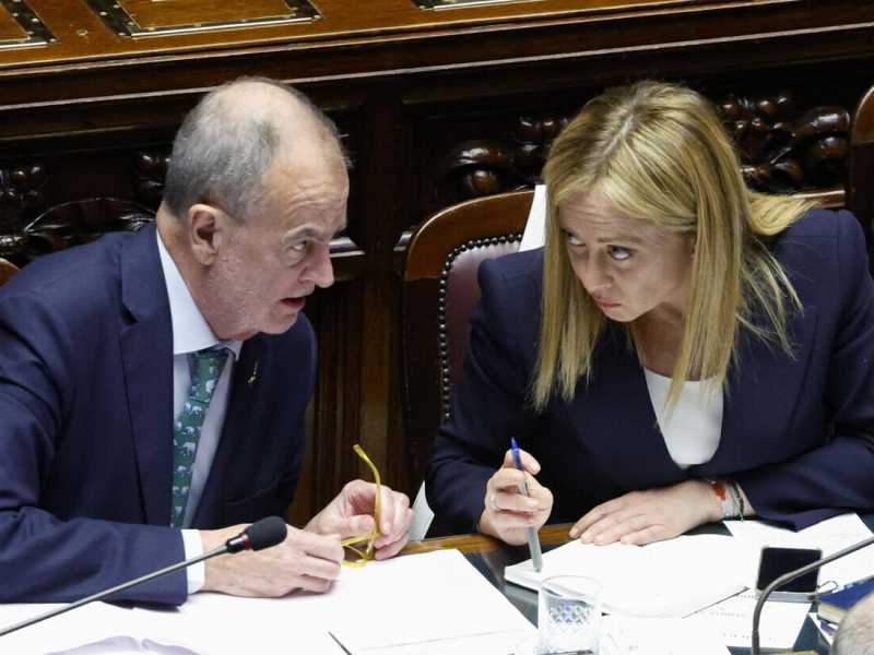 Giorgia Meloni assieme a Roberto Calderoli (Ansa)